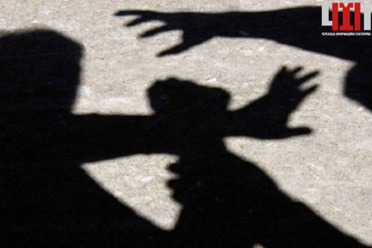 Скандал у Жашкові: 17-річна дівчина напала на чоловіка — поліція розслідує хуліганство