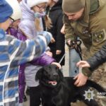 Черкаські поліцейські провели каністерапію для школярів: підтримка для доньки загиблого Героя