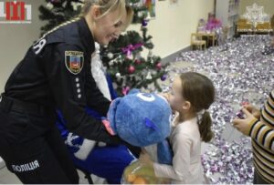 Патрульні Черкащини разом зі Святим Миколаєм подарували дітям свято та нагадали про безпеку