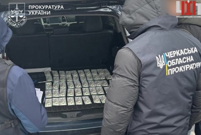 5000 доларів за «закрите» провадження: на Черкащині викрили заступника міського голови