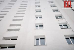 В Умані відновлюють дев’ятиповерхівку, зруйновану ракетним ударом