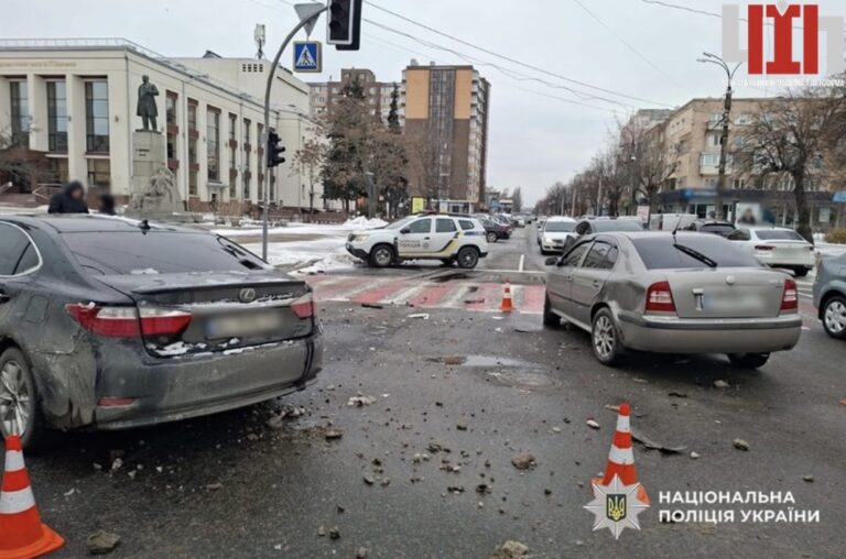 Зіткнення в центрі Черкас: на перехресті не розминулися Lexus та Skoda
