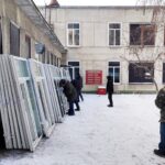 Канів відновлюється після обстрілів: у місті масштабно замінюють вікна в будинках і соцзакладах