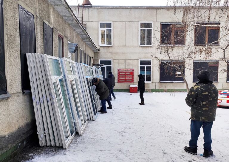 Канів відновлюється після обстрілів: у місті масштабно замінюють вікна в будинках і соцзакладах