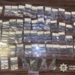 В Умані викрили чоловіка, який зберігав удома зброю та десятки пакетів амфетаміну