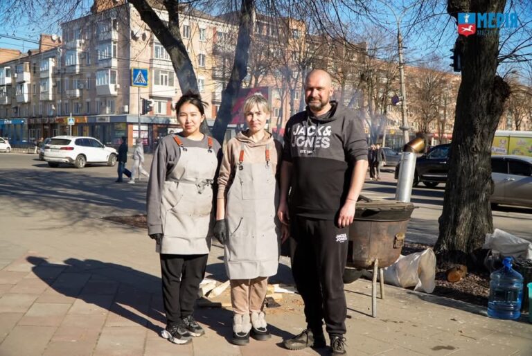 Казахський плов у центрі Черкас: у місті відбулася благодійна «Кухня дружби»