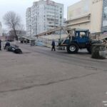 Задній хід — і ДТП: у Черкасах водій вантажівки врізався в електроопору