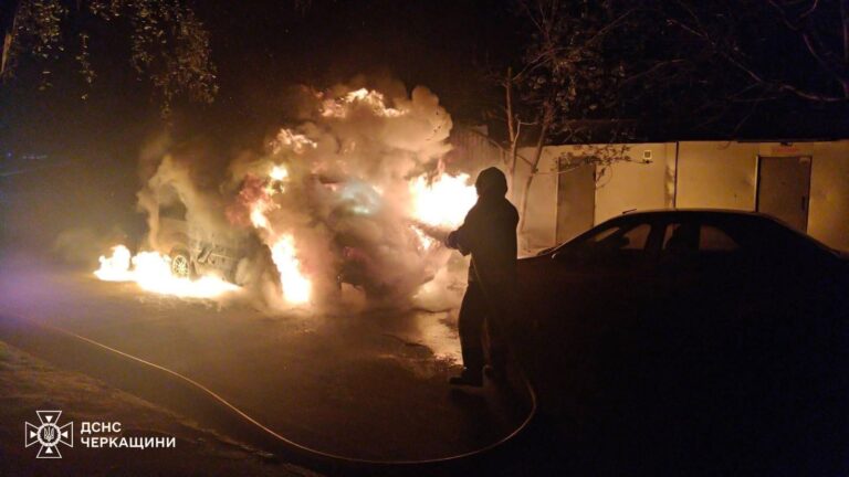 Загоряння мікроавтобуса у Черкасах ліквідували рятувальники