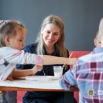 Свято, що лікує: у Черкасах діти захисників долучилися до арттерапії напередодні Великодня