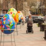 Великдень у барвах мистецтва: сквер «Юність» у Черкасах перетворився на святкову галерею