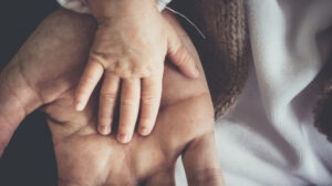 ​Як оформити батьківство, якщо дитина народжена у шлюбі, але від іншого чоловіка