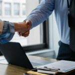 Які заходи можуть застосовувати державний та приватний виконавець