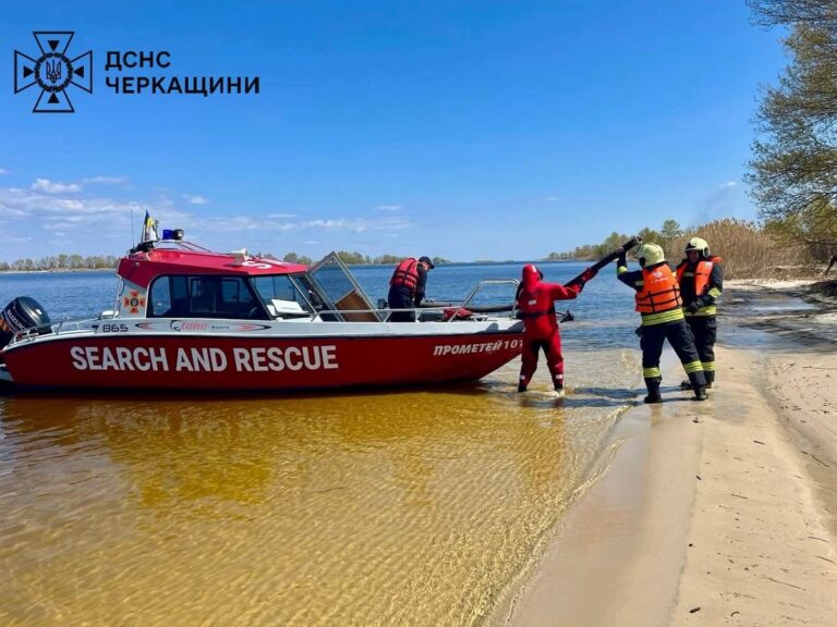 Вогонь серед води: у Черкасах рятувальники загасили пожежу на острові Дніпра