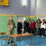 Школярі керували дроном і слухали історії війни: у Золотоніській школі відбувся урок патріотизму та сучасних технологій