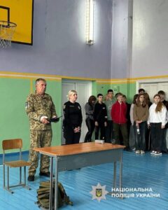 Школярі керували дроном і слухали історії війни: у Золотоніській школі відбувся урок патріотизму та сучасних технологій