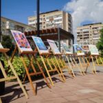 «Безбар’єрність починається зі слів»: у Черкасах відкрили незвичну виставку, що змушує побачити людину по-новому