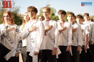 «Живий коридор шани»: Умань попрощалася із сержантом, який віддав життя за Україну
