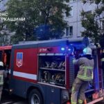 У Черкасах під час пожежі у багатоповерхівці рятувальники вивели з задимленої квартири трьох людей: жінку винесли з осередку займання