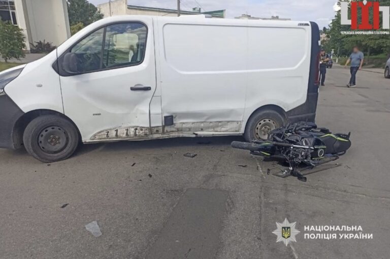 Розворот закінчився аварією: у Каневі до лікарні потрапили двоє 16-річних хлопців
