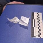 Підозріла поведінка під деревом привела до знахідки: у Черкасах патрульні виявили ймовірні наркотики