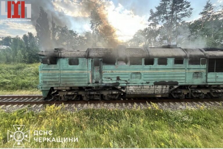 Пожежа вантажного тепловоза в Черкасах біля дамби: на місці працювали рятувальники, рух оперативно стабілізували