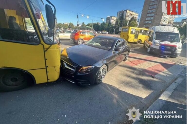 ДТП у центрі Черкас: позашляховик після зіткнення вилетів на тротуар і збив двох 10-річних дівчаток