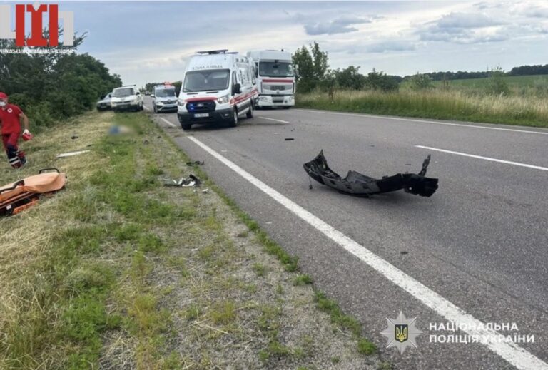 Смертельна ДТП на Черкащині: авто врізалося в дерево, є загиблий та постраждалі