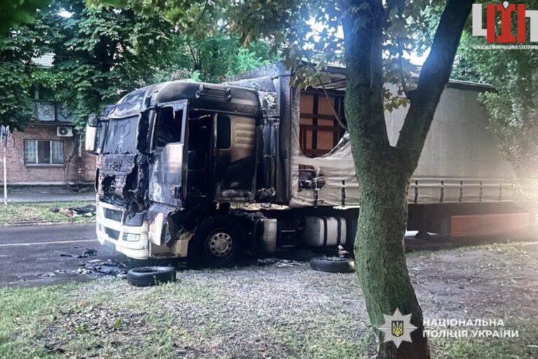 Нічні підпали у Черкасах: поліція викрила чоловіка, якого підозрюють у знищенні двох автомобілів