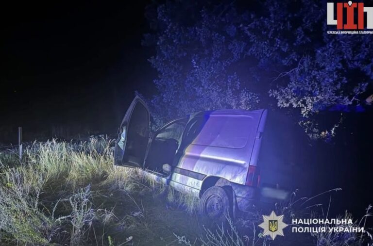 Автівка перекинулася на Черкащині: водія та пасажирку госпіталізували