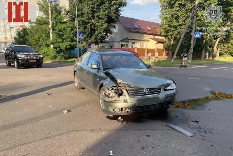 У Черкасах перекинувся легковик після зіткнення на перехресті: що відомо про ДТП