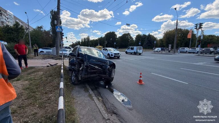 На проспекті Перемоги зіткнулися Hyundai та Renault: водій під час повороту не пропустив зустрічне авто