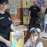 На Золотоніщині поліцейські провели до школи першокласників, які потребують особливої підтримки