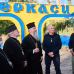 Митрополит Епіфаній відвідав Черкаси: вшанував полеглих захисників та нагородив міського голову