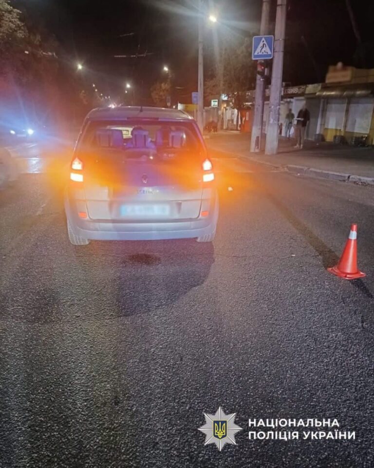 У Черкасах автомобіль збив жінку на переході: потерпіла померла в лікарні