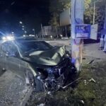 У Черкасах Land Rover після зіткнення відкинуло на електроопору та будинок