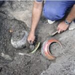 На Казбеті у Черкасах археологи знайшли старовинний посуд, пляшки та цеглу з клеймами
