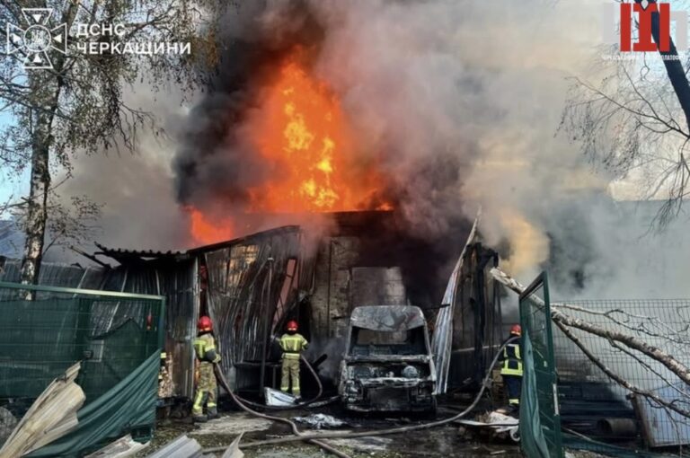 На Черкащині через падіння ворожого БпЛА загорілася будівля підприємства