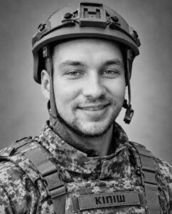 У Черкасах попрощалися із солдатом Денисом Кравченком, який загинув на Донеччині