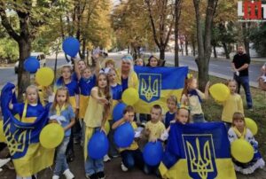 У Черкасах діти створили понад 50 голубів миру та подарували їх перехожим