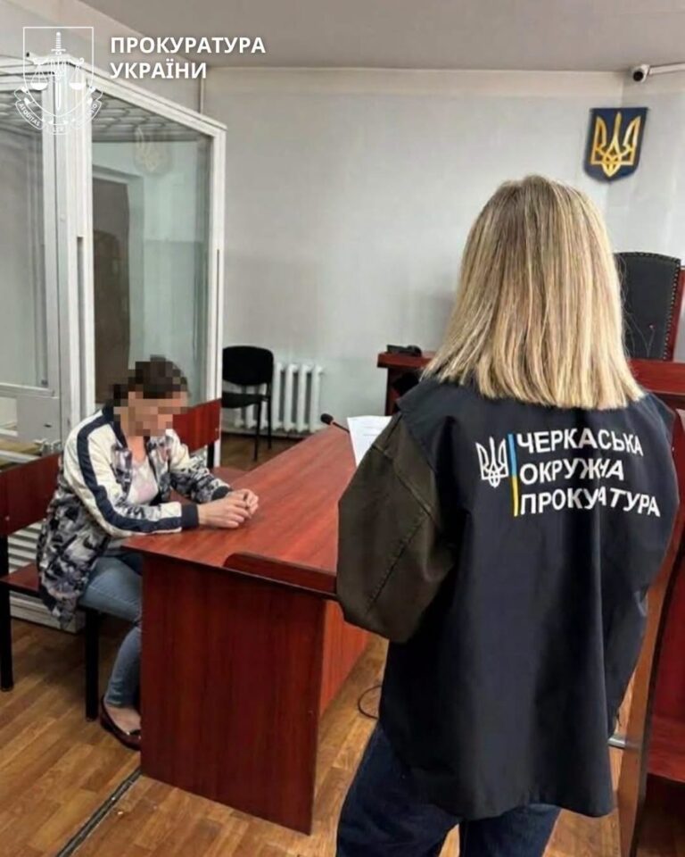 На Черкащині жінка віддала шахрайці 400 тисяч гривень і 8 тисяч доларів