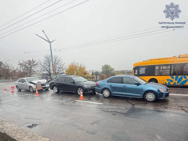 На проспекті Хіміків у Черкасах зіткнулися три автомобілі: патрульні склали протокол