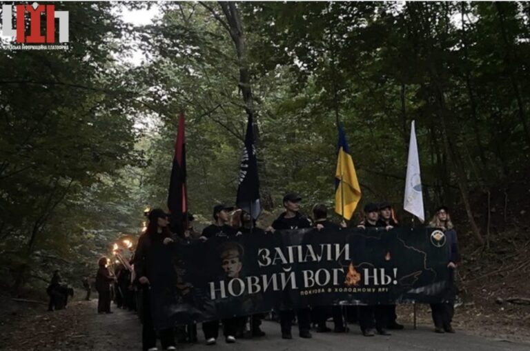 У Холодному Яру понад 300 людей запалили «новий вогонь» та створили живу карту України
