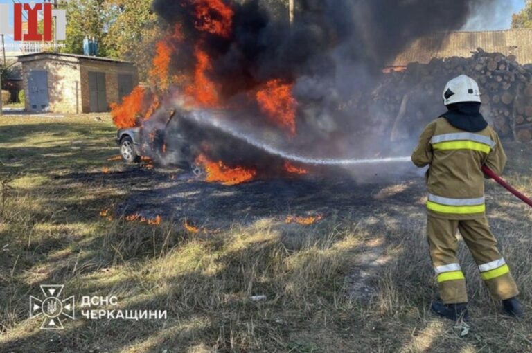 У Христинівці під час стоянки загорівся легковик