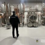 В Умані викрили підпільне виробництво горілки: вилучили понад 11,6 тонни сурогату