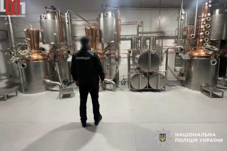 В Умані викрили підпільне виробництво горілки: вилучили понад 11,6 тонни сурогату