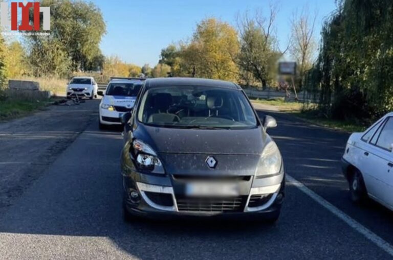 На Черкащині автомобіль збив 61-річну велосипедистку: жінка померла дорогою до лікарні
