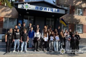 Золотоніські школярі побували в поліції: учні спробували себе в ролі криміналістів і навчилися накладати турнікет